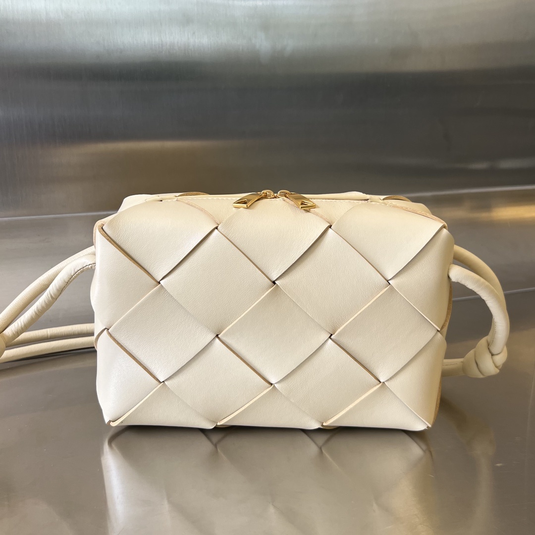 보테가베네타 Bottega Veneta Small Cassette Camera Shoulder Bag in Chalk