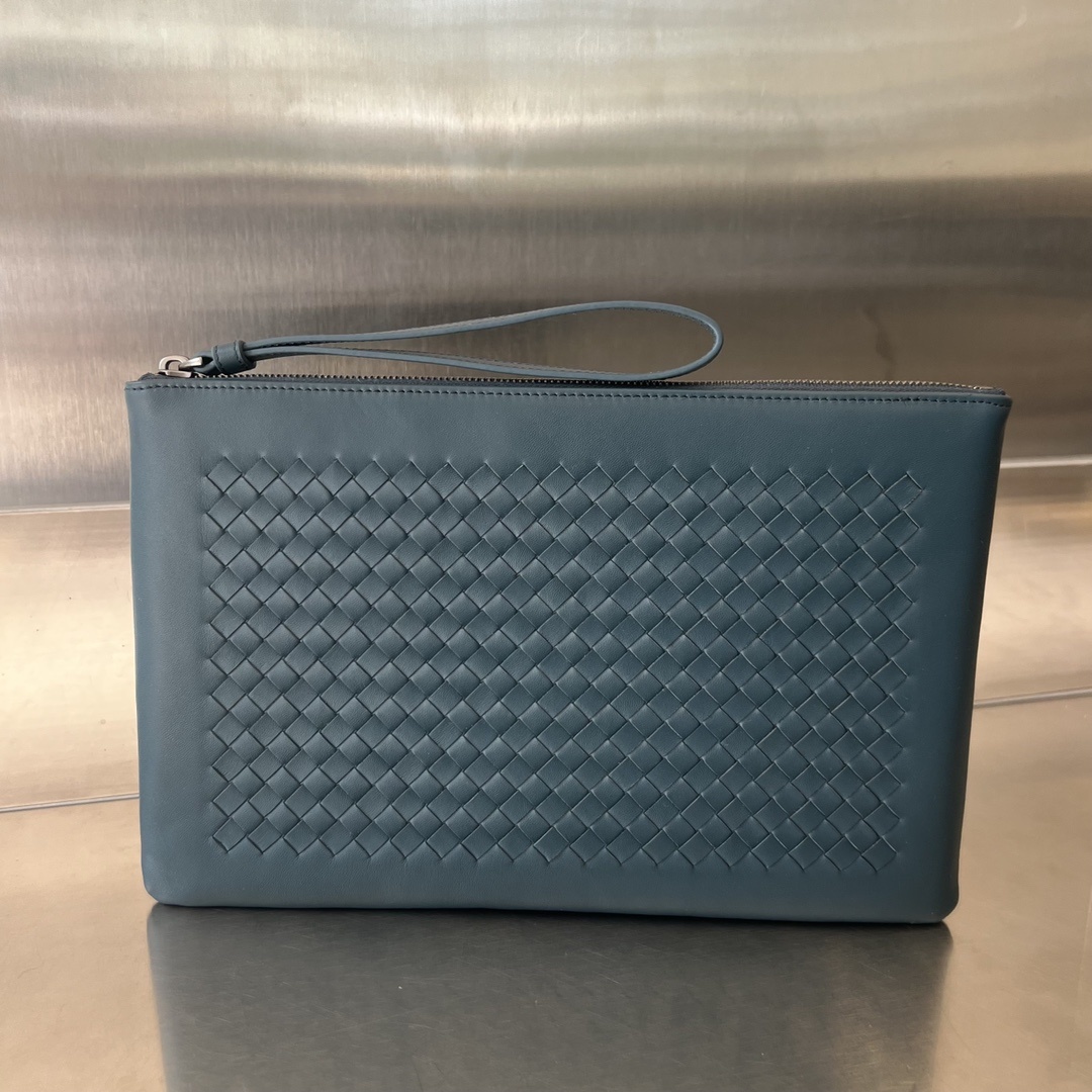 보테가베네타 Bottega Veneta Intrecciato Leather Zip Pouch with Wrist Strap – Blue-Gray