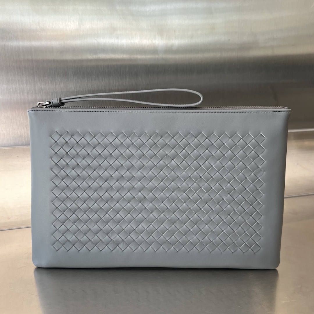 보테가베네타 Bottega Veneta Intrecciato Pouch With Wristlet in Light Grey