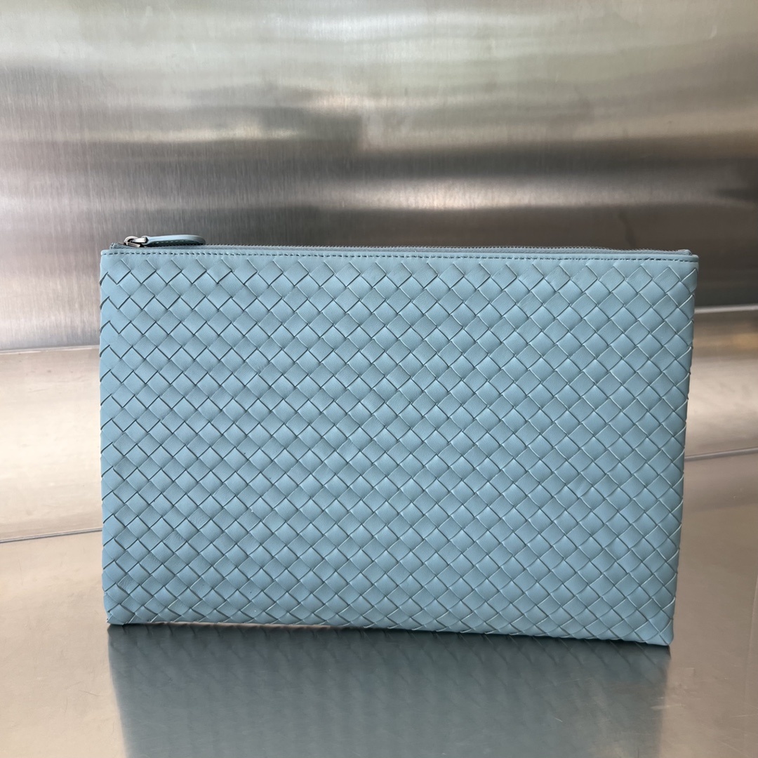 보테가베네타 Bottega Veneta Intrecciato Flat Pouch in Light Blue