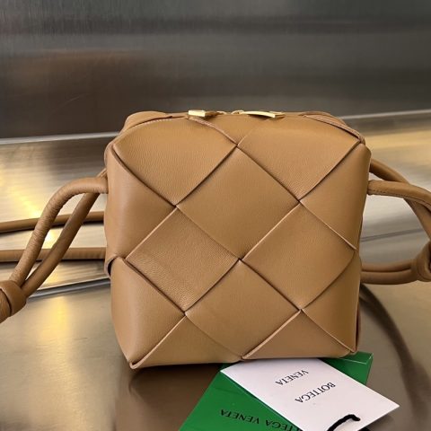 보테가베네타 Bottega Veneta Mini Intrecciato Crossbody Bag Tan