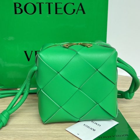 보테가베네타 Bottega Veneta Mini Padded Intrecciato Cassette Bag – Green
