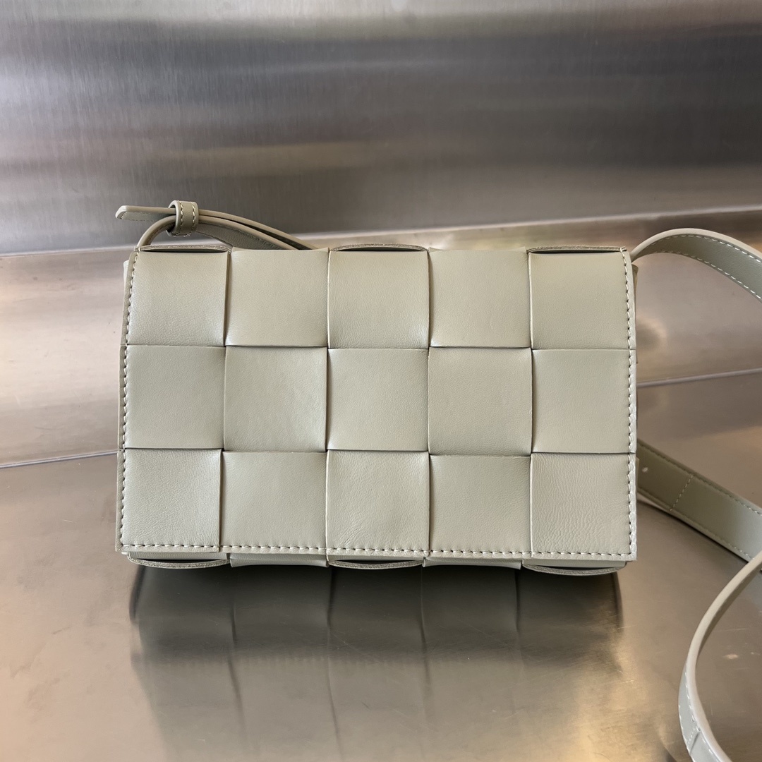 보테가베네타 Bottega Veneta Cassette Crossbody Bag in New Sauge