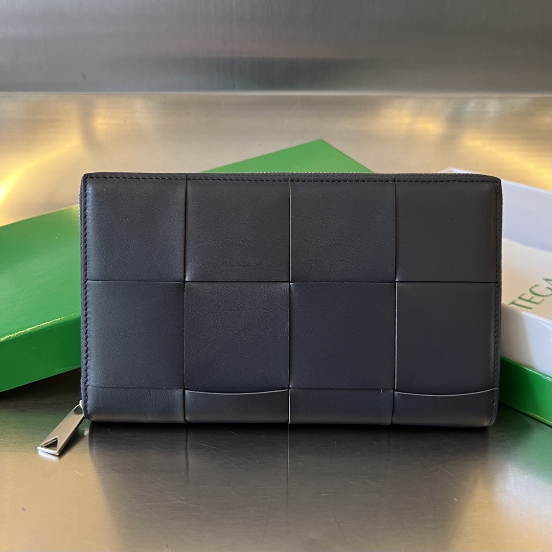 보테가베네타 Bottega Veneta Cassette Zip-Around Wallet in Black