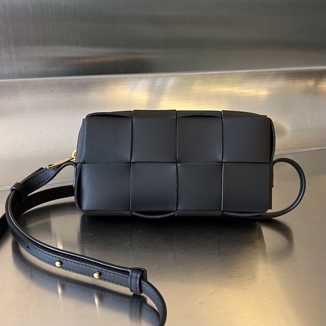 보테가베네타 Bottega Veneta Small Cassette Bag in Woven Leather – Black