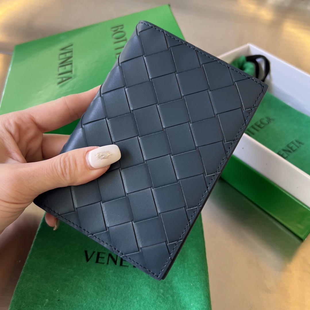 보테가베네타 Bottega Veneta Intrecciato Leather Passport Case in Slate Blue
