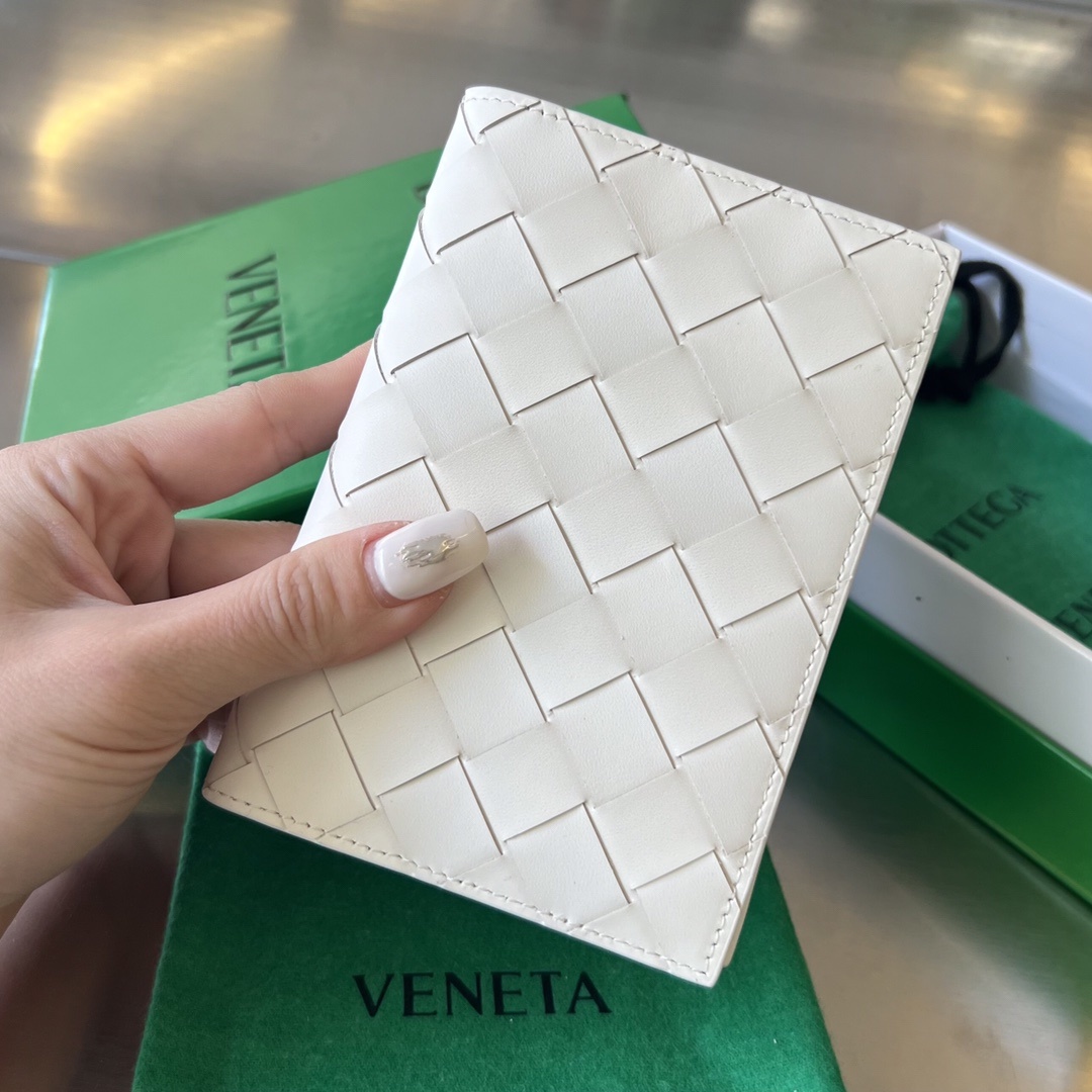 보테가베네타 Bottega Veneta Intrecciato Flap Card Case in Ecru