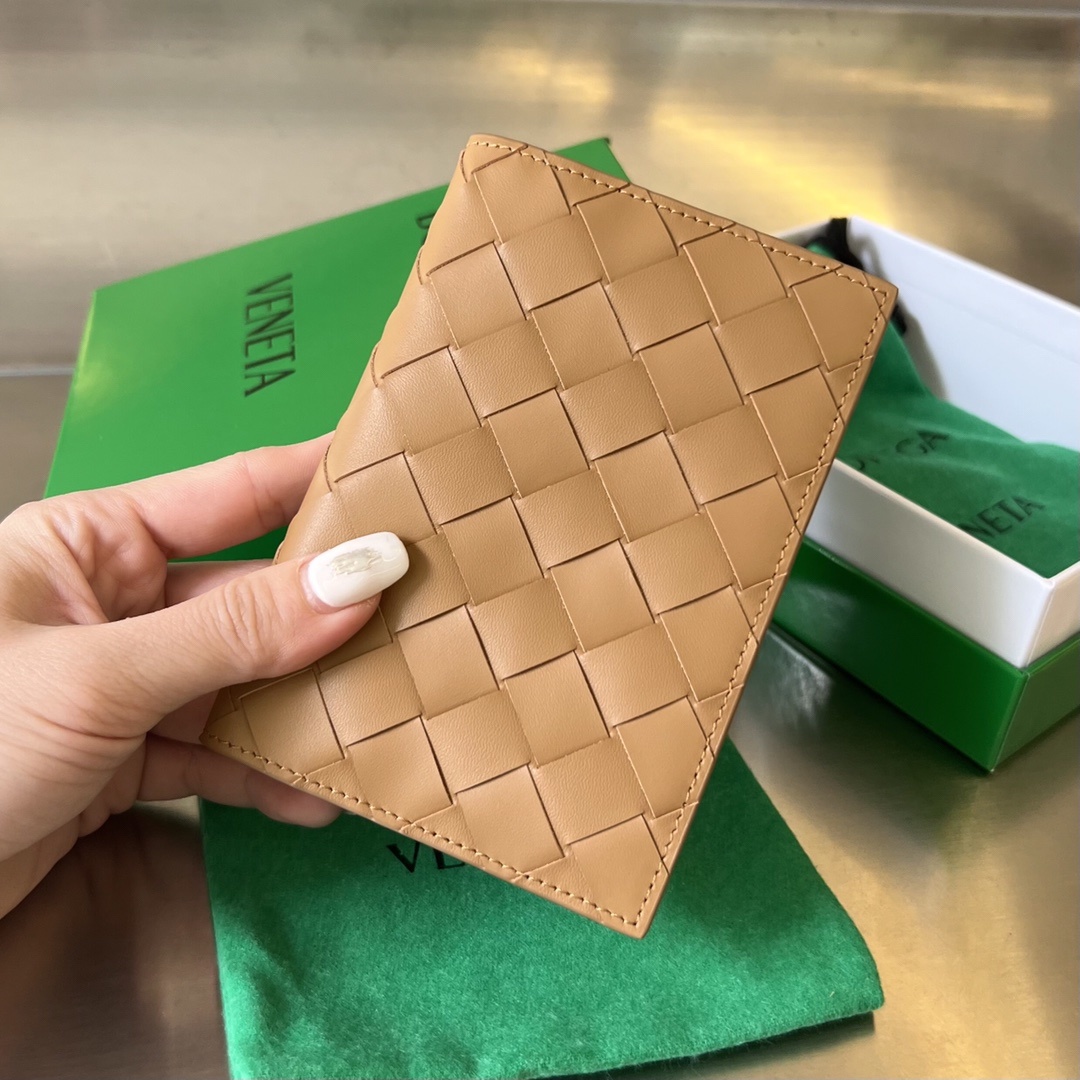 보테가베네타 Bottega Veneta Intrecciato Passport Case Tan