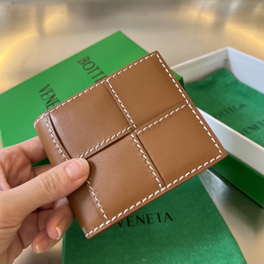보테가베네타 Bottega Veneta Cassette Bi-Fold Wallet Brown