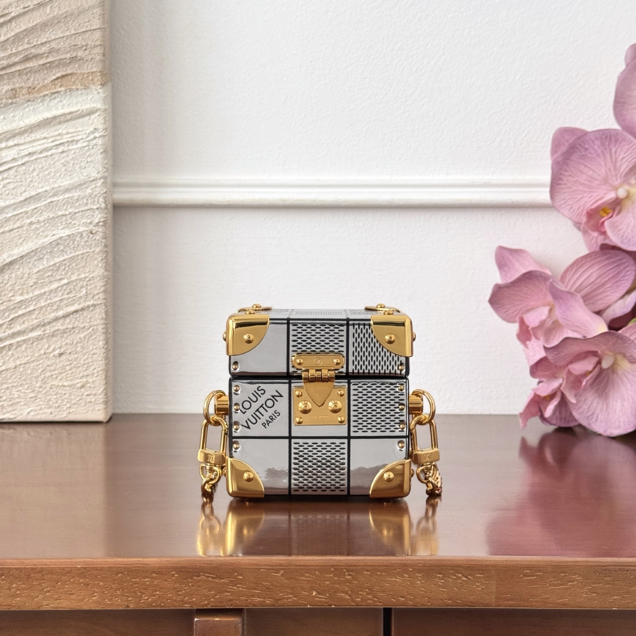 루이비통 Louis Vuitton Petite Malle Trunk Bag White and Black