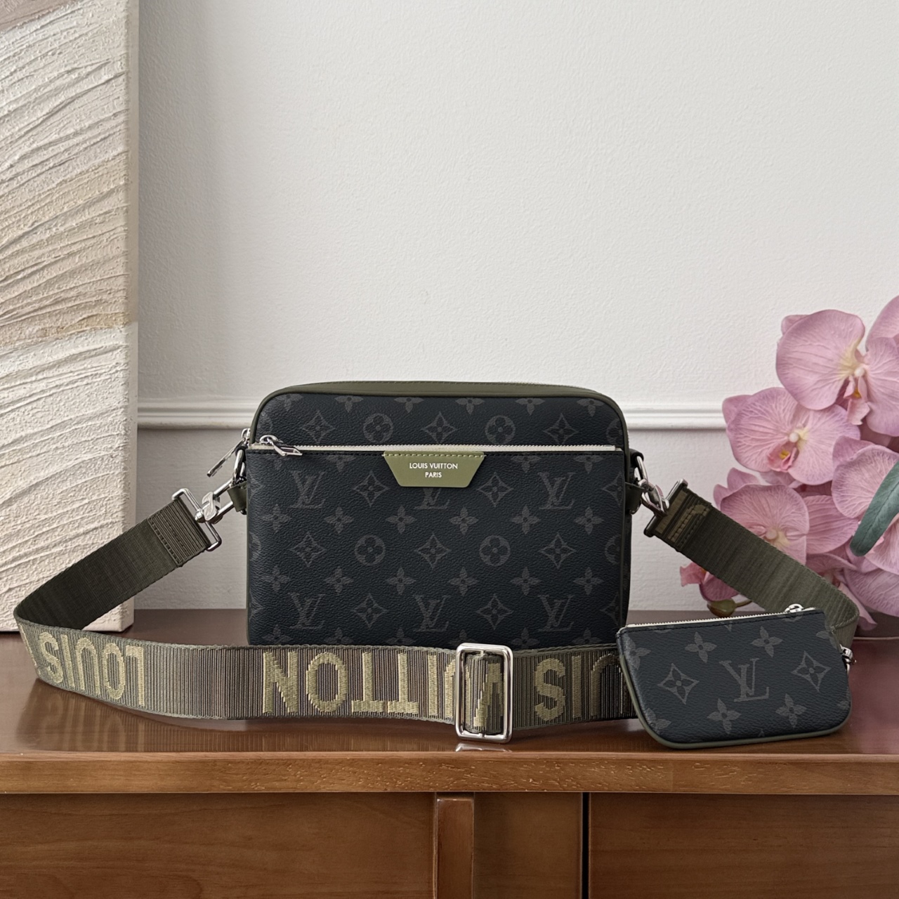 루이비통 Louis Vuitton Monogram Eclipse Crossbody Bag Black/Gray
