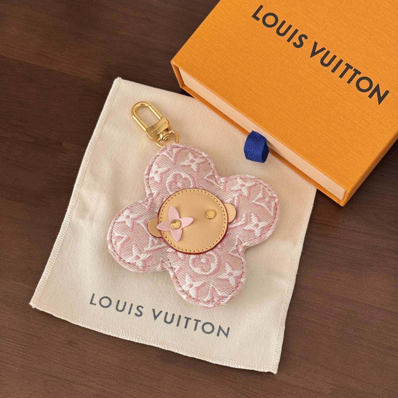 루이비통 Louis Vuitton Vivienne Denim Bag Charm Pink Denim
