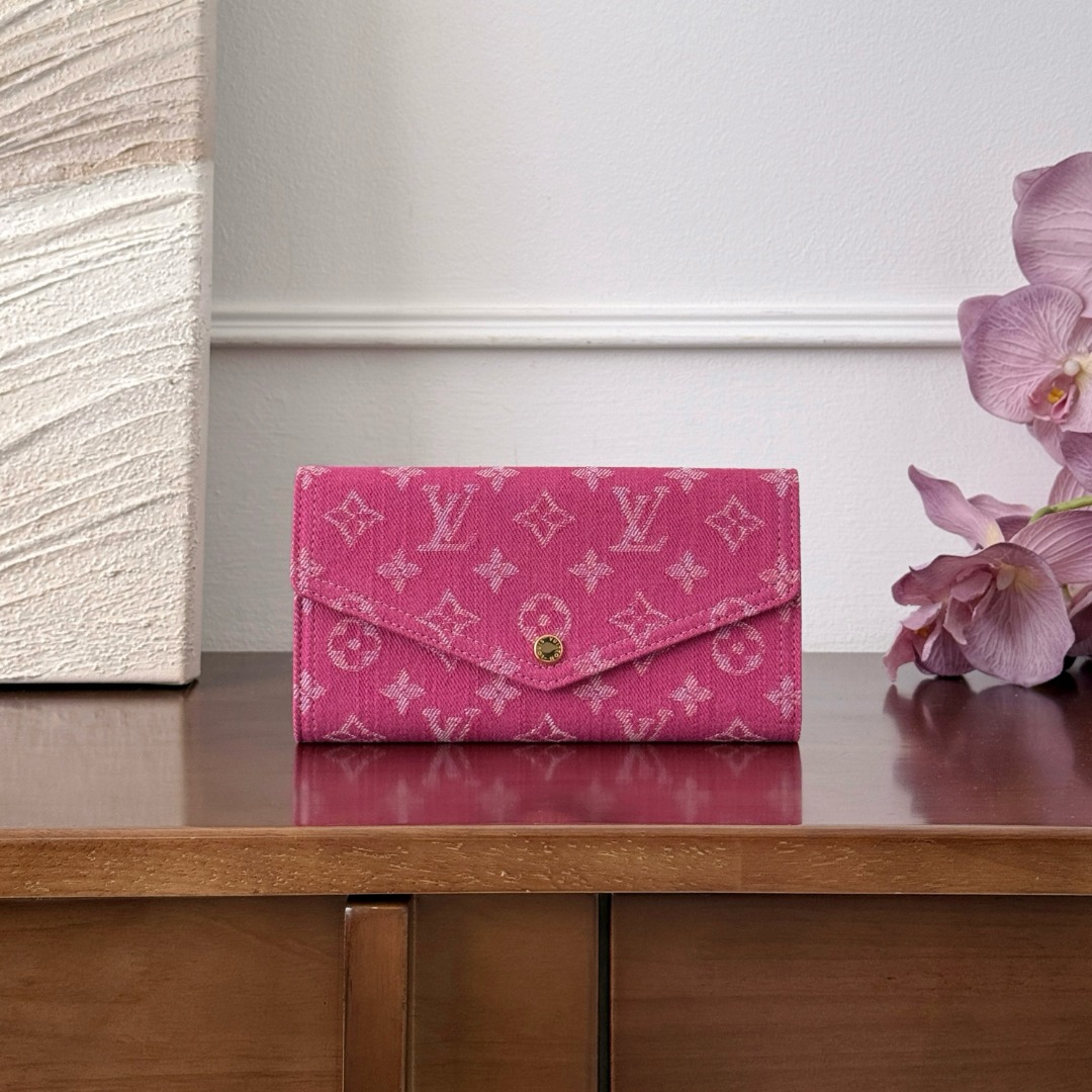 루이비통 Louis Vuitton Sarah Wallet in Pink Monogram Denim