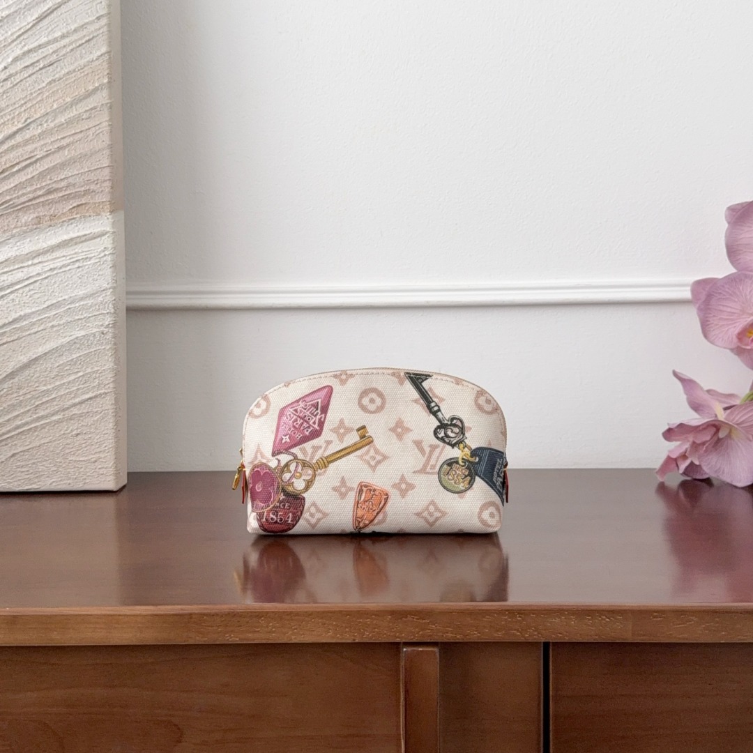 루이비통 Louis Vuitton Monogram Travel Stickers Cosmetic Pouch White and pink
