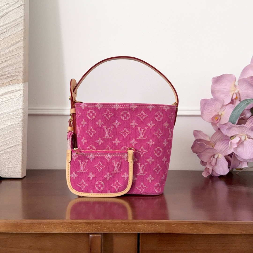 루이비통 Louis Vuitton Monogram Denim Shoulder Bag in Pink