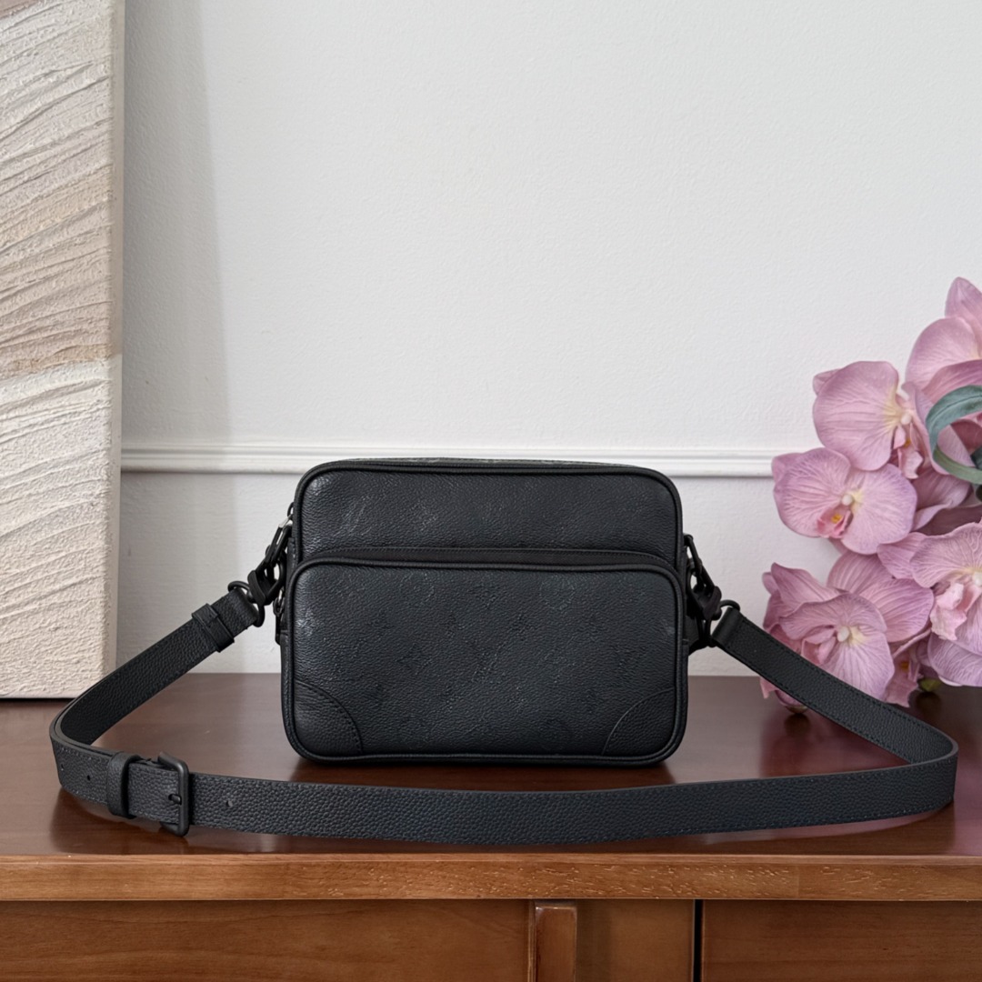 루이비통 Louis Vuitton Nil Messenger Bag in Monogram Midnight Black