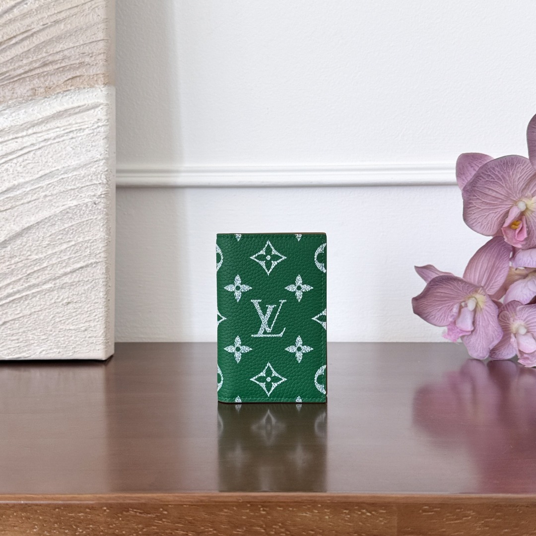 루이비통 Louis Vuitton Pocket Organizer in Green Monogram