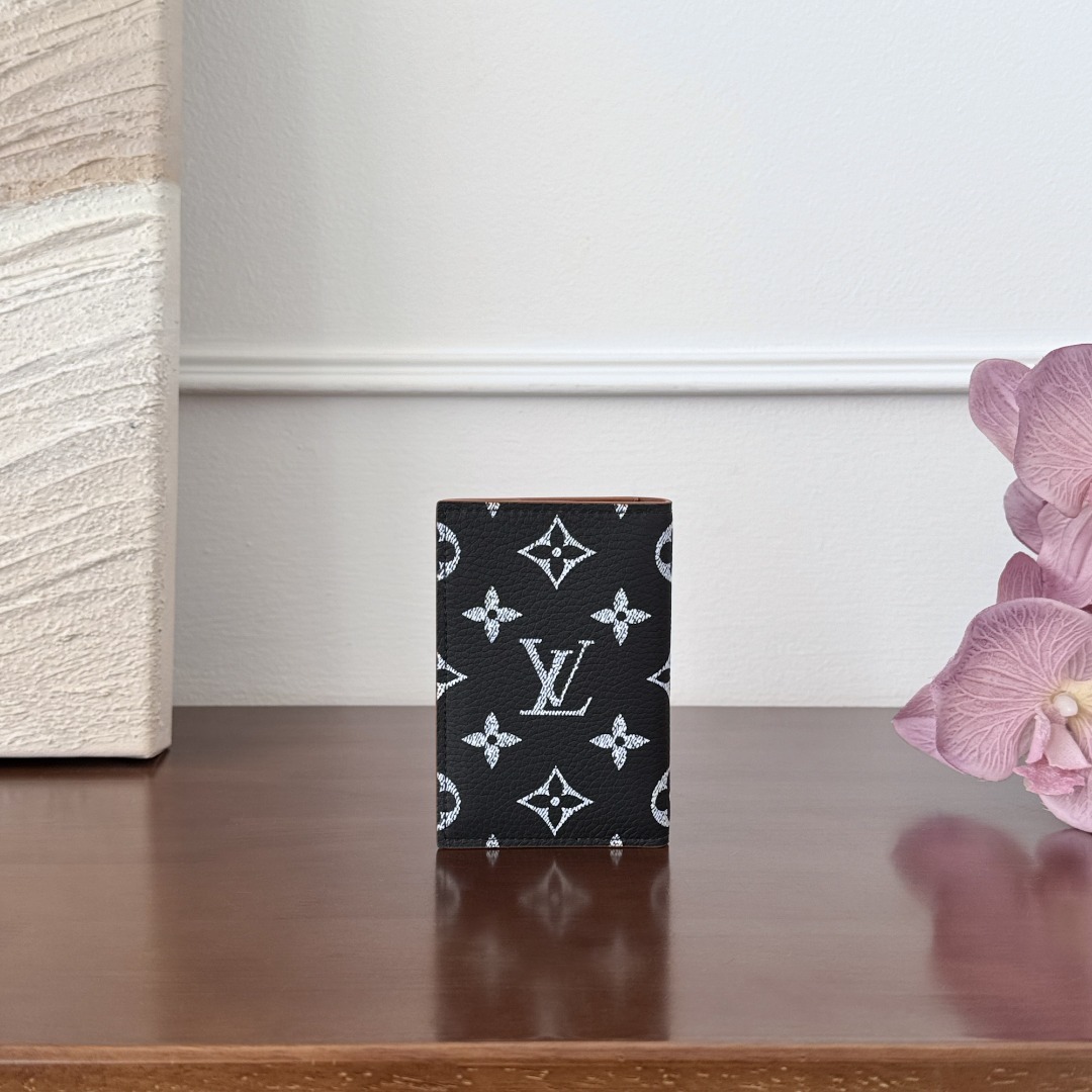루이비통 Louis Vuitton Brushed Monogram Pocket Organizer Black and white
