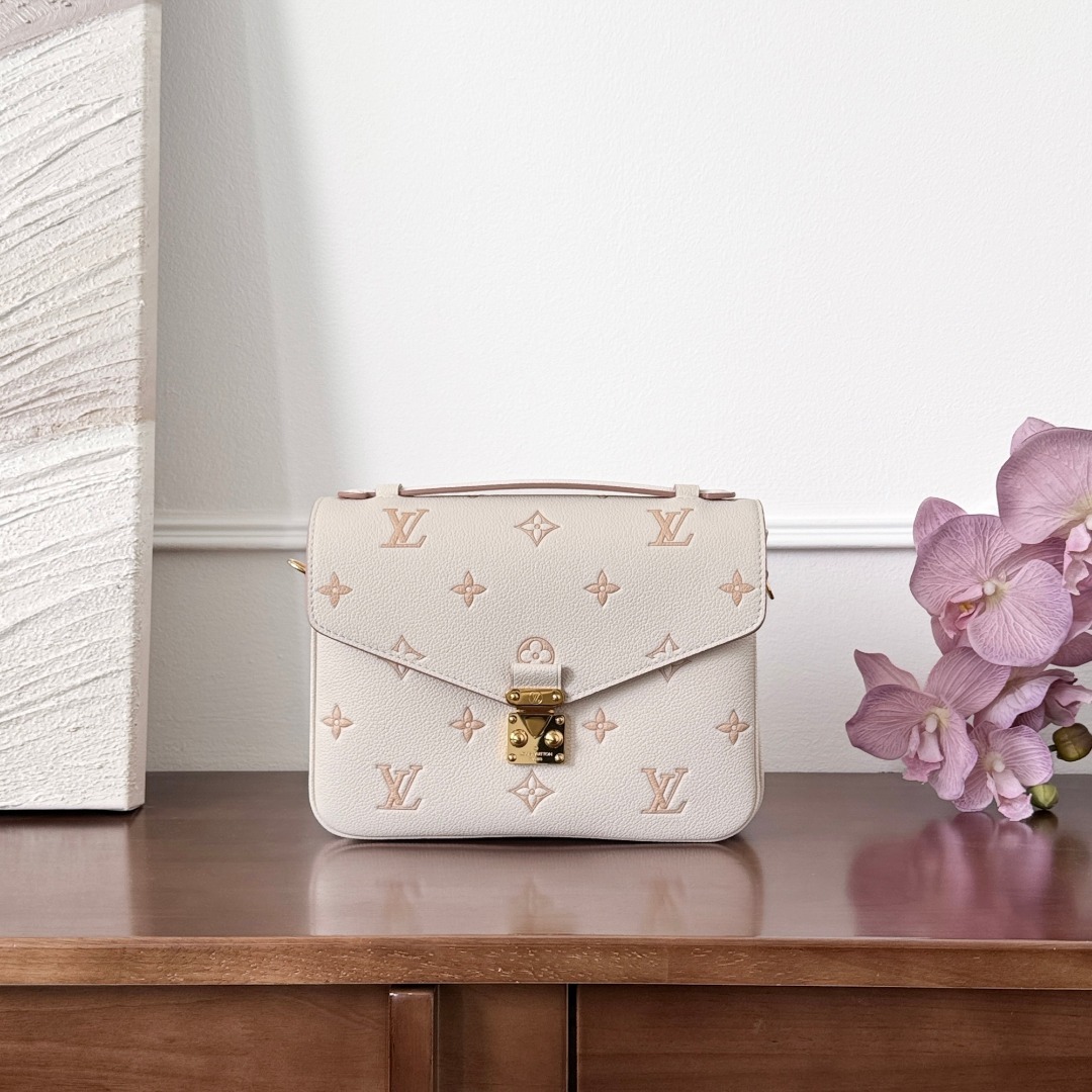 루이비통 Louis Vuitton Pochette Métis East West Monogram Empreinte Bag – Cream