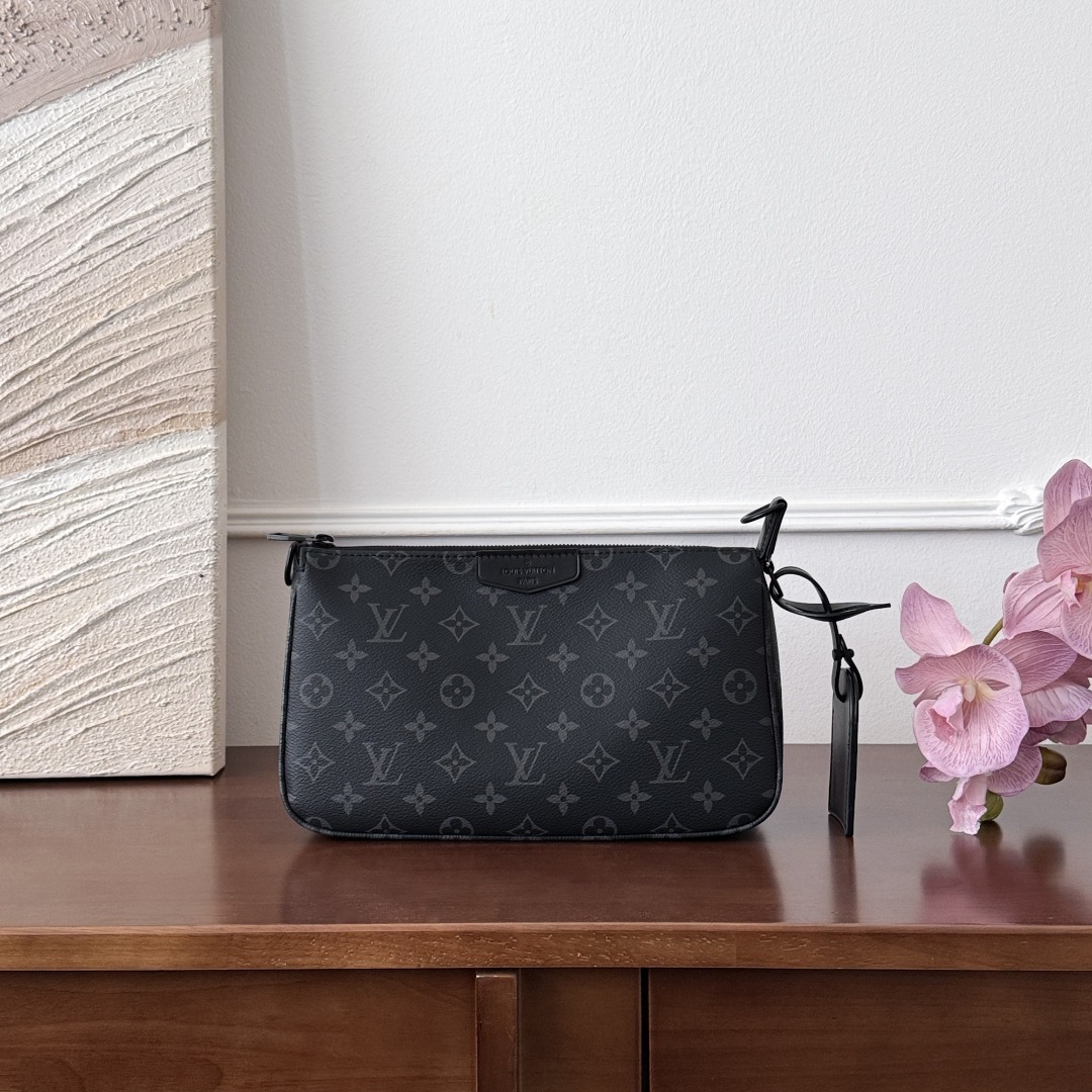 루이비통 Louis Vuitton Pochette Accessoire XL in Monogram Eclipse Black