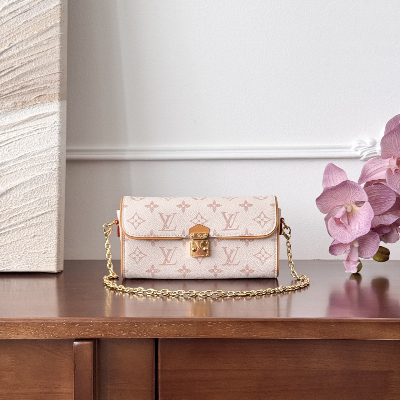 루이비통 Louis Vuitton Pochette Camille Blush Pink and Cream