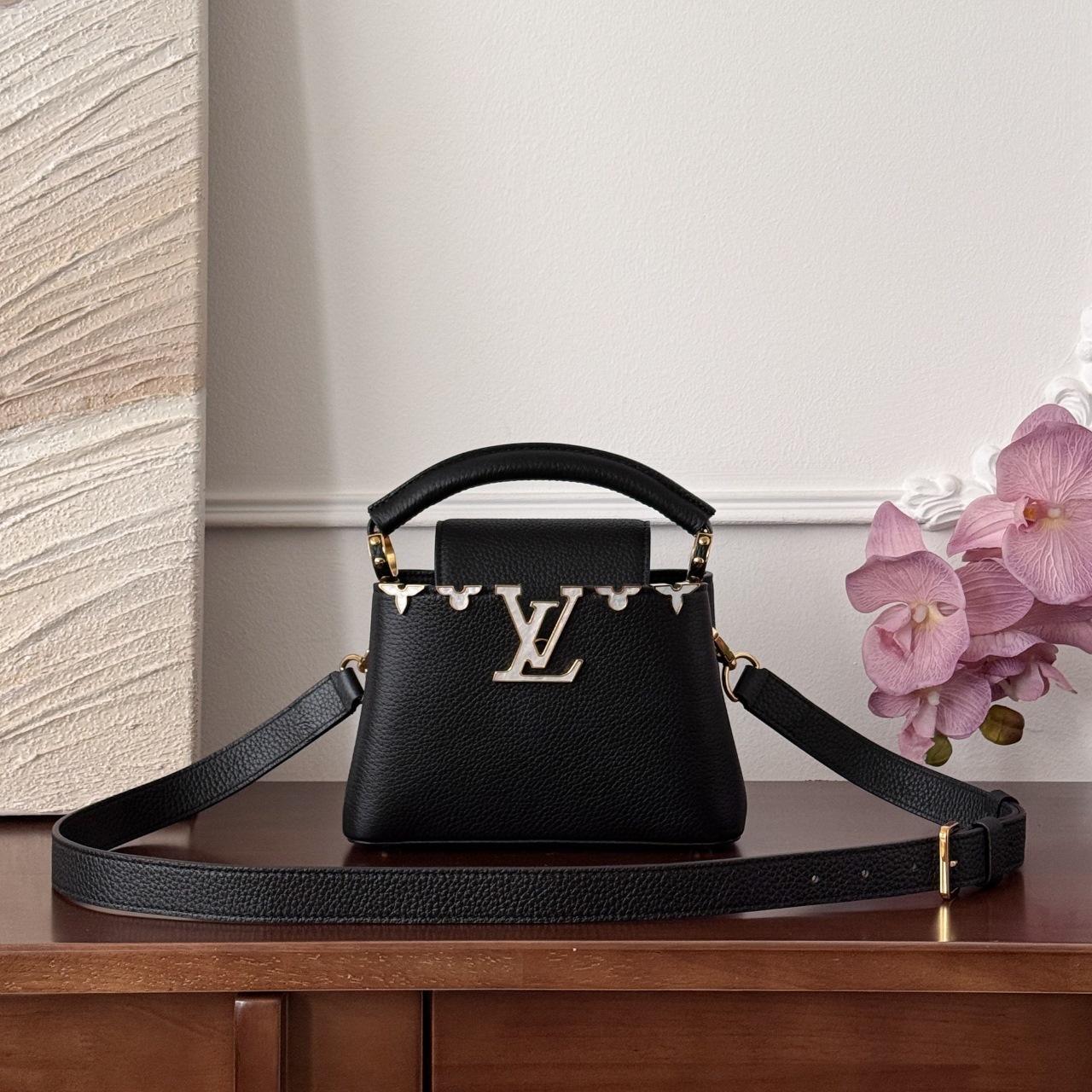 루이비통 Louis Vuitton Capucines Mini Black