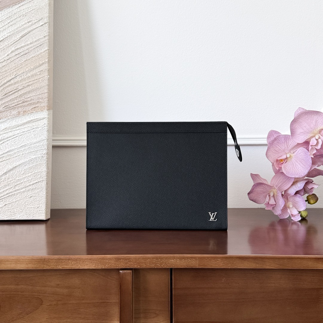 루이비통 Louis Vuitton Pochette Voyage Taiga Leather Pouch - Black