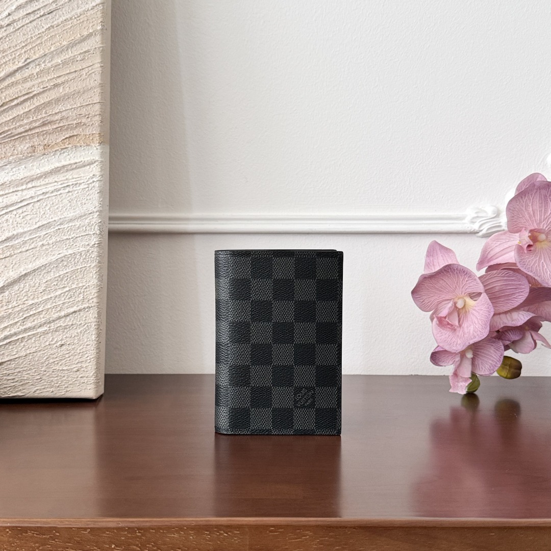루이비통 Louis Vuitton Passport Cover in Damier Graphite Canvas Black and gray