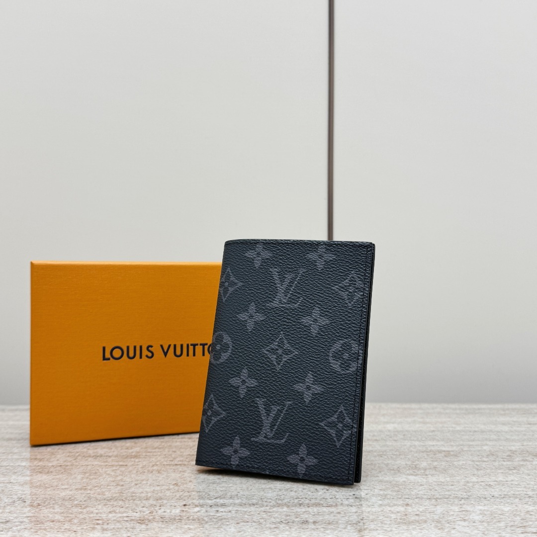 루이비통 Louis Vuitton Monogram Eclipse Passport Cover Black and Grey