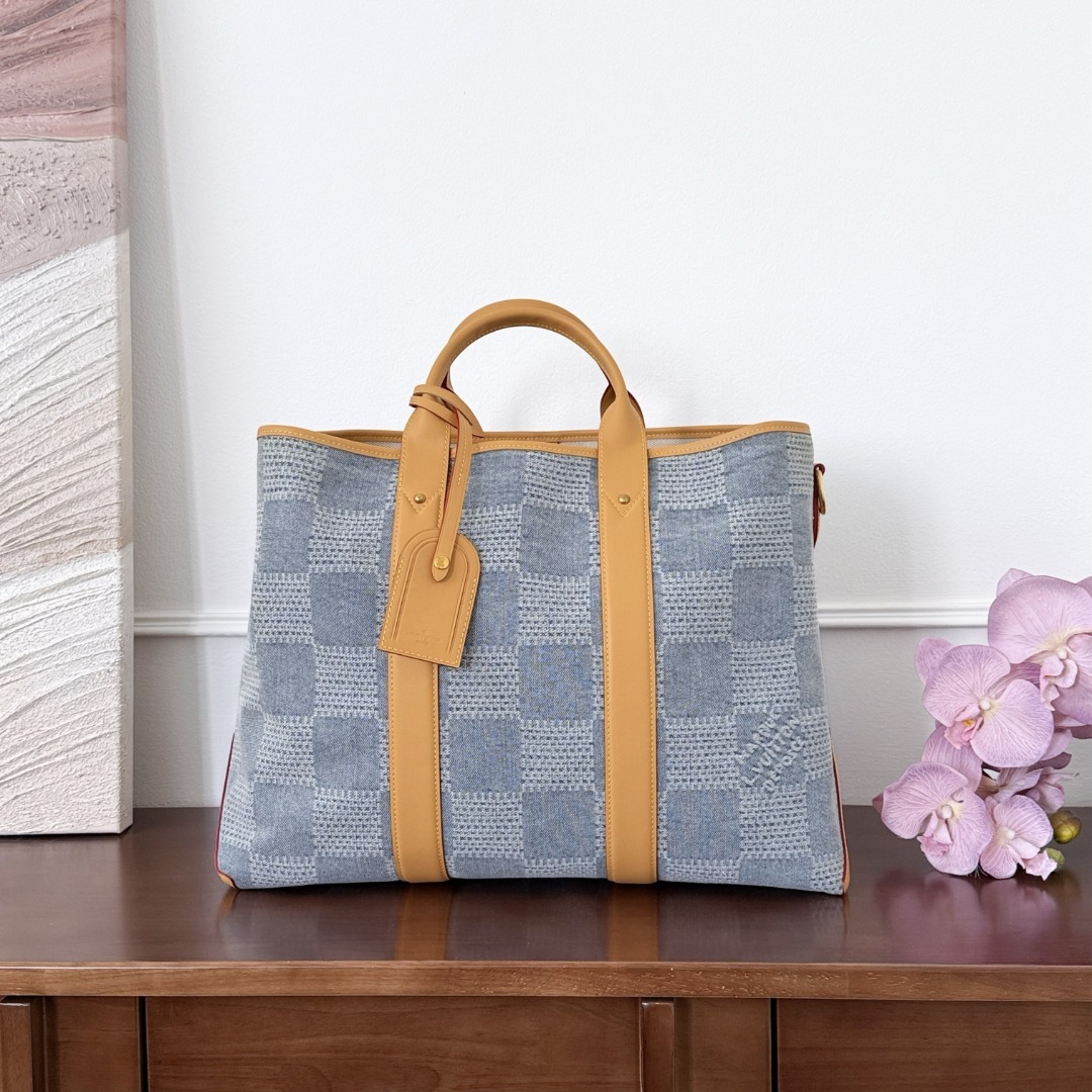 루이비통 Louis Vuitton Weekend Tote in Blue Woven Checkerboard