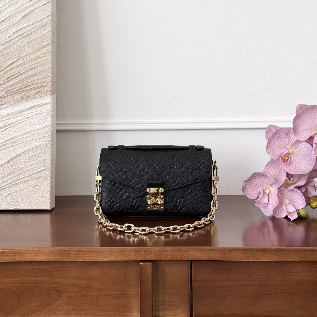 루이비통 Louis Vuitton Pochette Métis East West Black