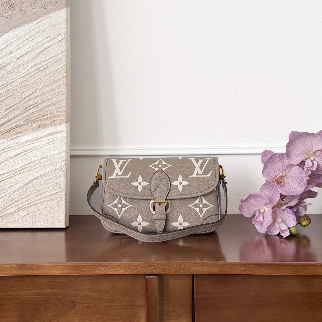 루이비통 Louis Vuitton Diane Monogram Empreinte Shoulder Bag — Tourterelle/Cream