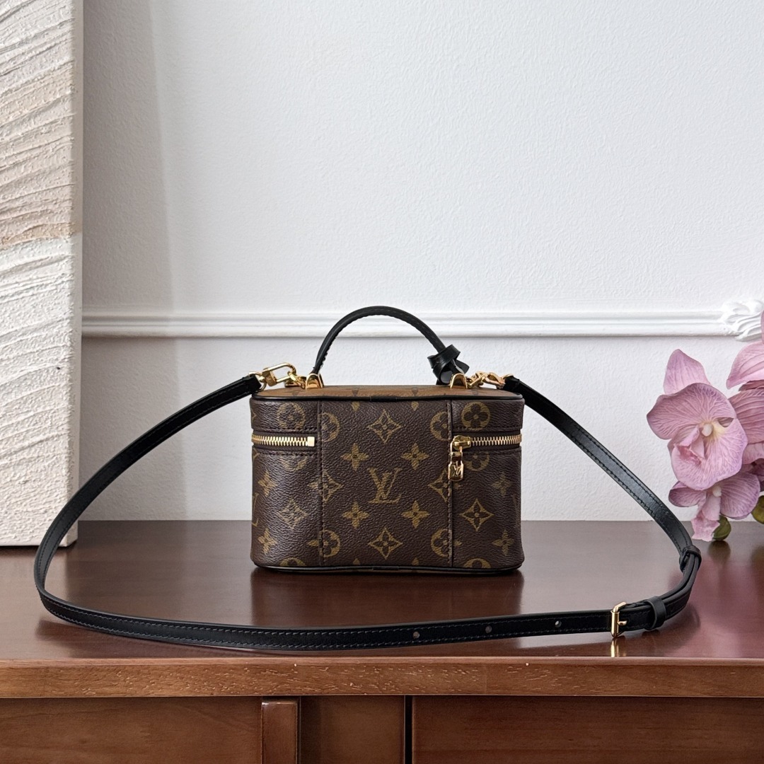 루이비통 Louis Vuitton Monogram Vanity Chain Pouch in Brown
