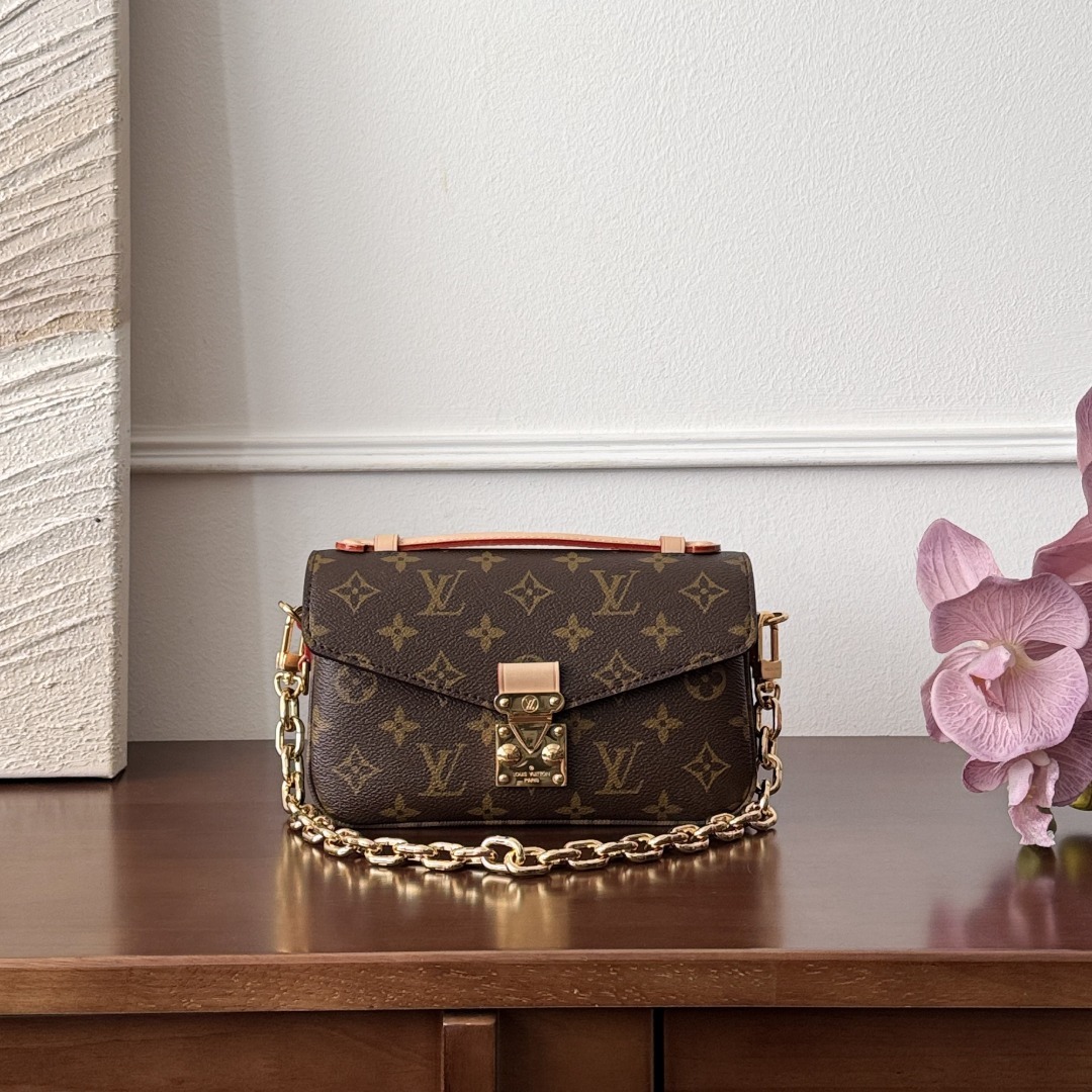 루이비통 Louis Vuitton Pochette Métis East West Bag – Brown Monogram
