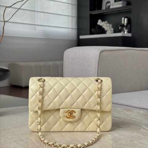 샤넬 Chanel Classic Flap Bag — Cream