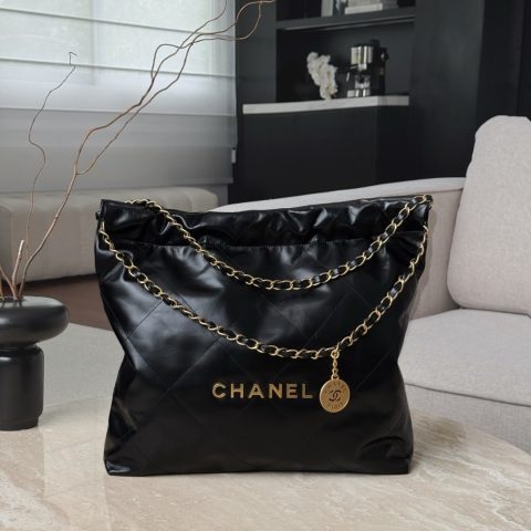 샤넬 Chanel Black Quilted Medallion Tote