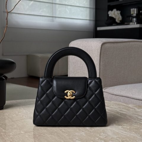 샤넬 Chanel Black Quilted Flap Bag with Top Handle