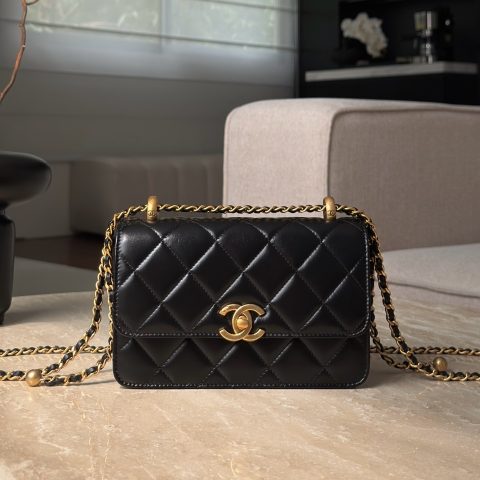 샤넬 Chanel Black Quilted Double Gold Ball Flap Bag