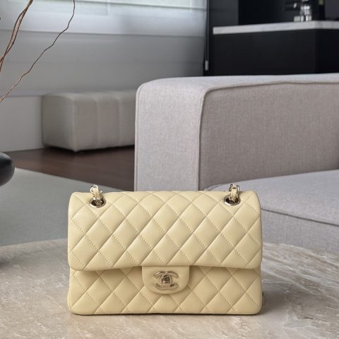 샤넬 Chanel Classic Flap Bag, Pale Yellow