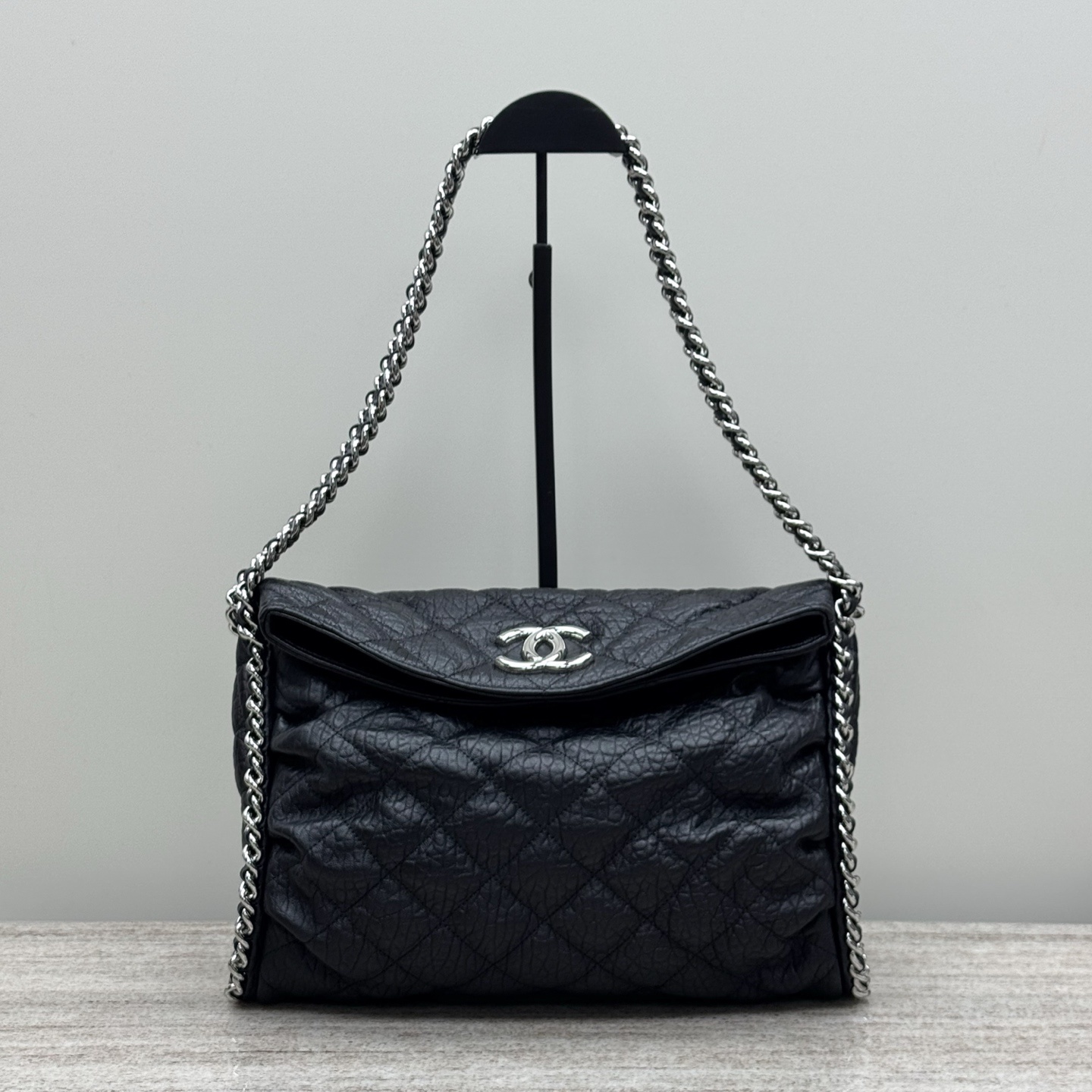 샤넬 Chanel Crumpled Calfskin Quilted Large Chain All Over Flap Bag in Black