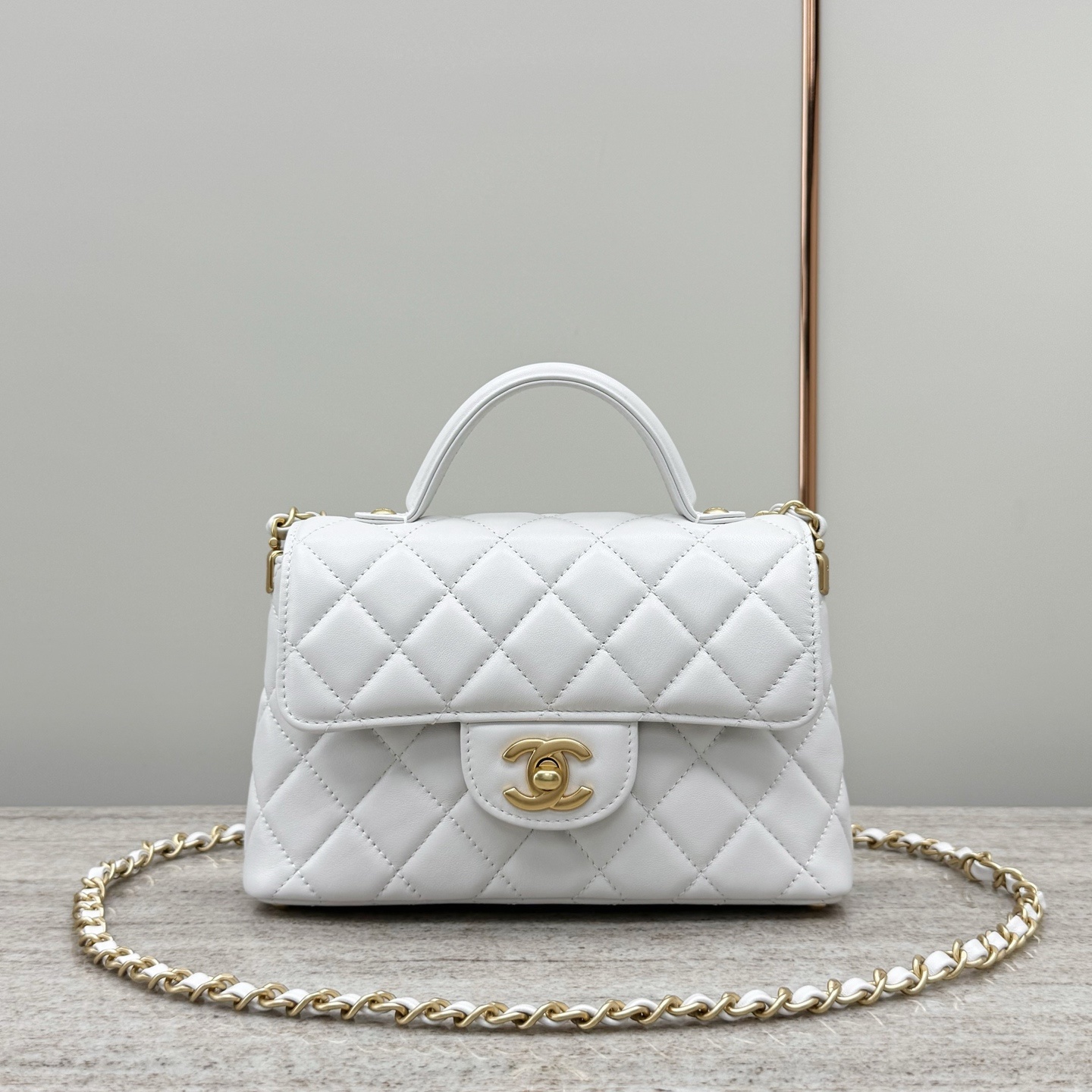 샤넬 Chanel White Quilted Flap Bag with Top Handle