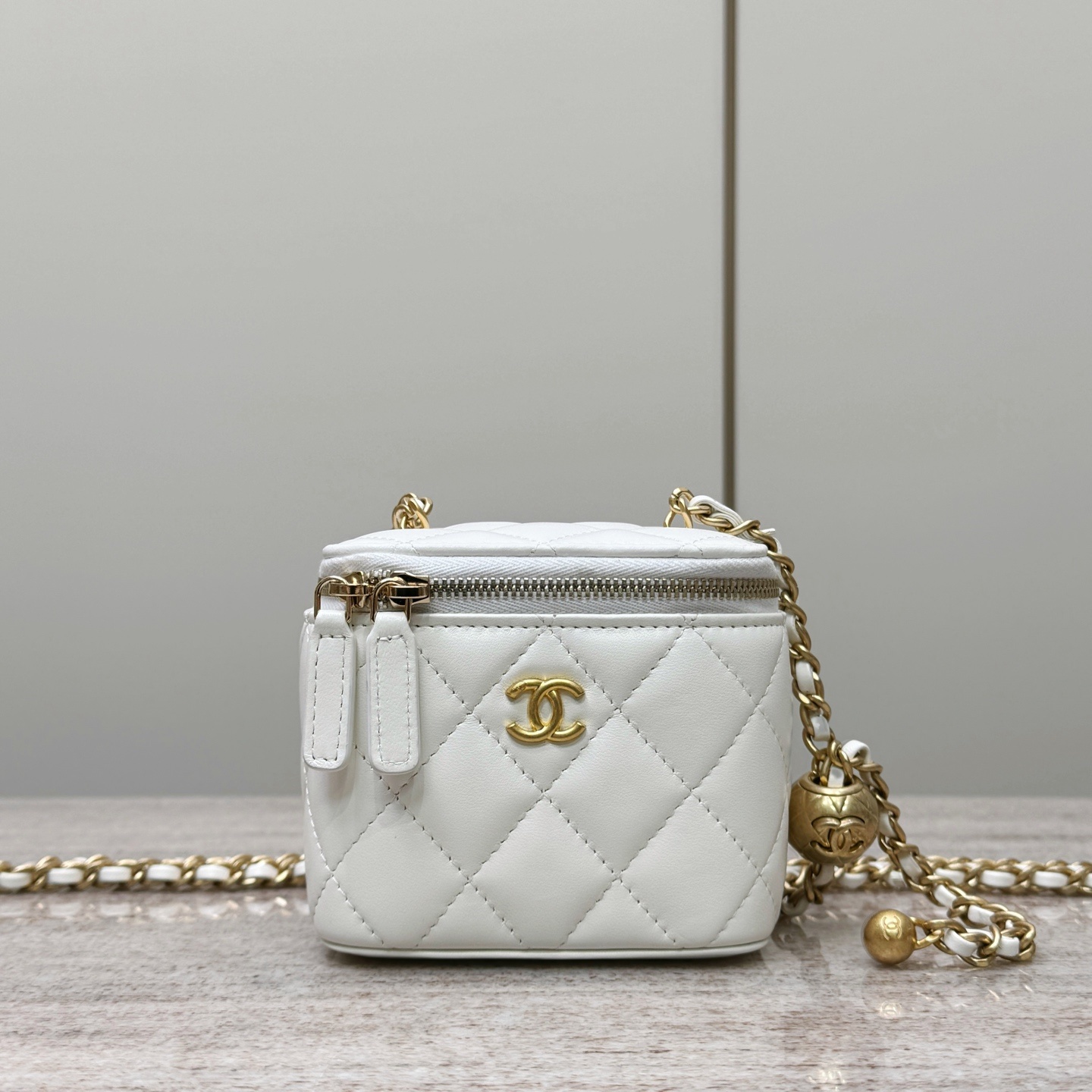 샤넬 Chanel White Quilted Chain-and-Charm Mini Vanity Case