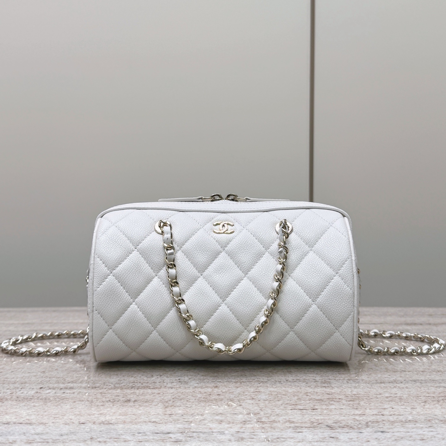 샤넬 Chanel White Quilted Bowling Bag