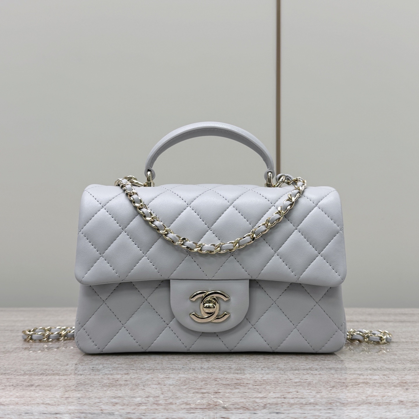 샤넬 Chanel Mini Top Handle Flap Bag in Light Gray