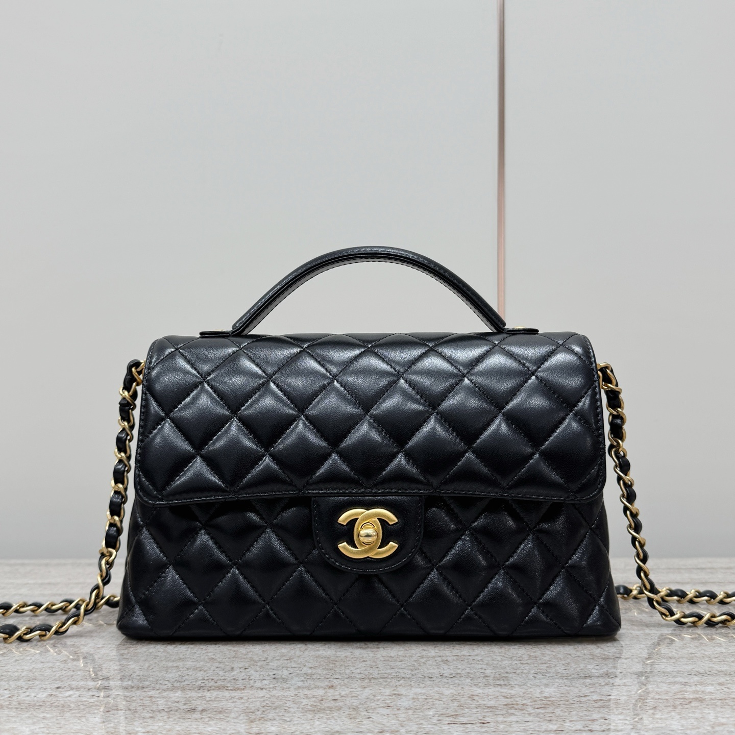 샤넬 Chanel Quilted Top Handle Flap Bag Black