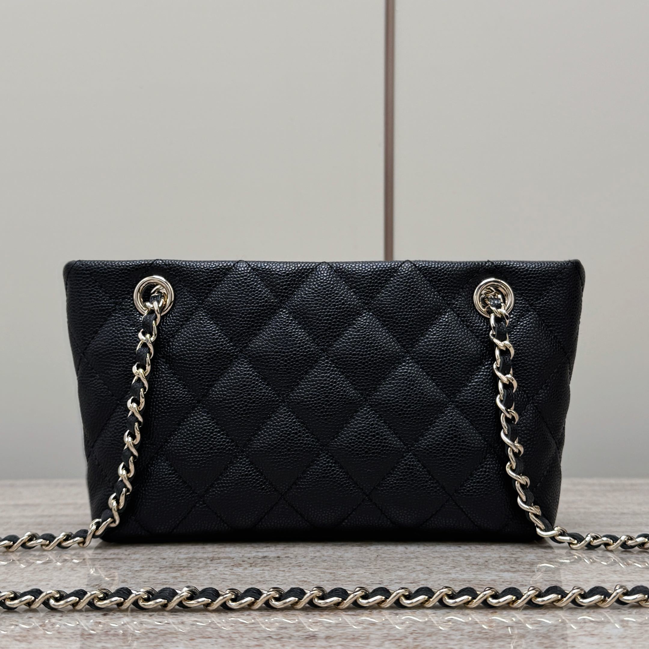 샤넬 CHANEL Quilted Chain Shopping Bag Black