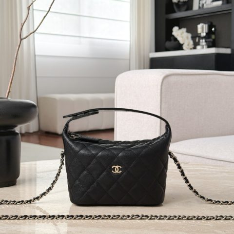 샤넬 Chanel Black Quilted Hobo Bag