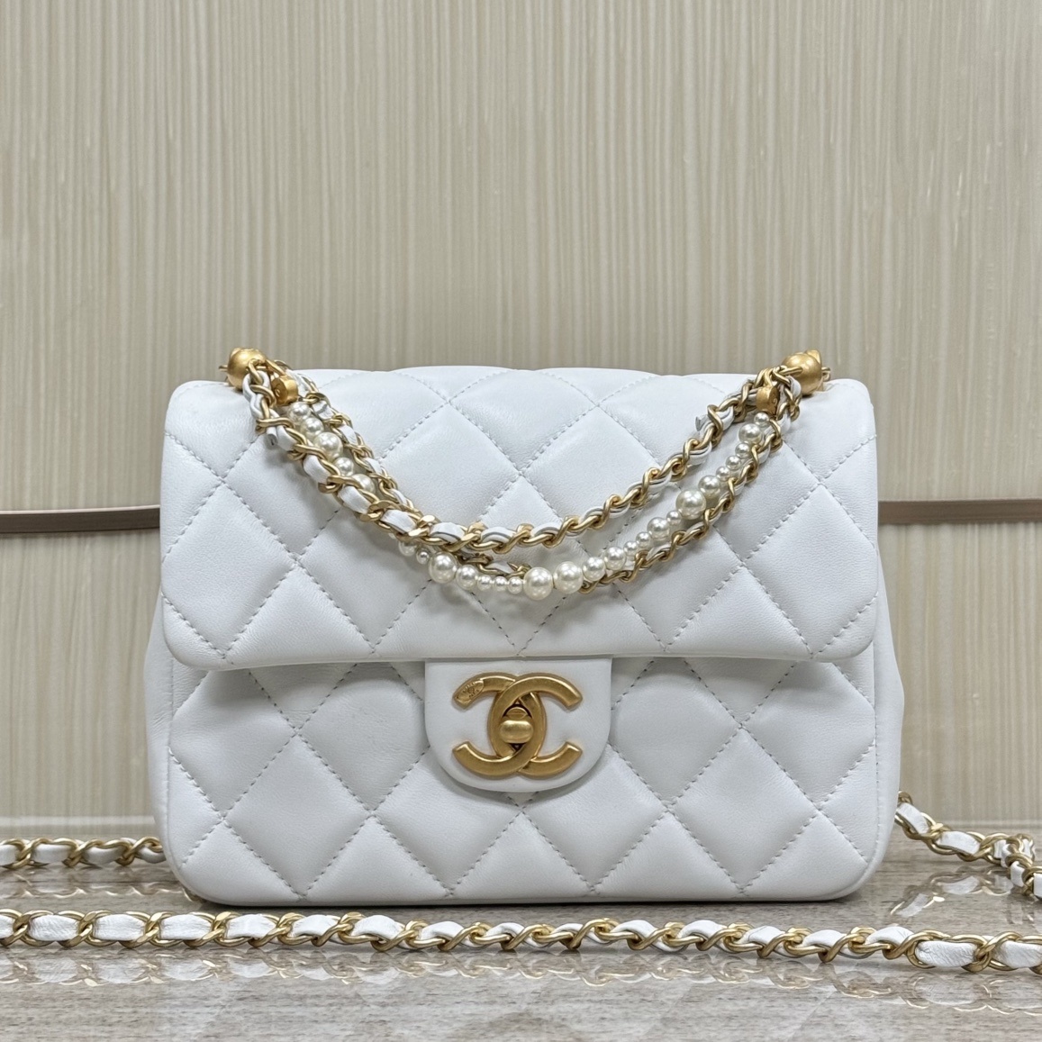 샤넬 Chanel 24P Pearl Chain Quilted Flap Bag – White