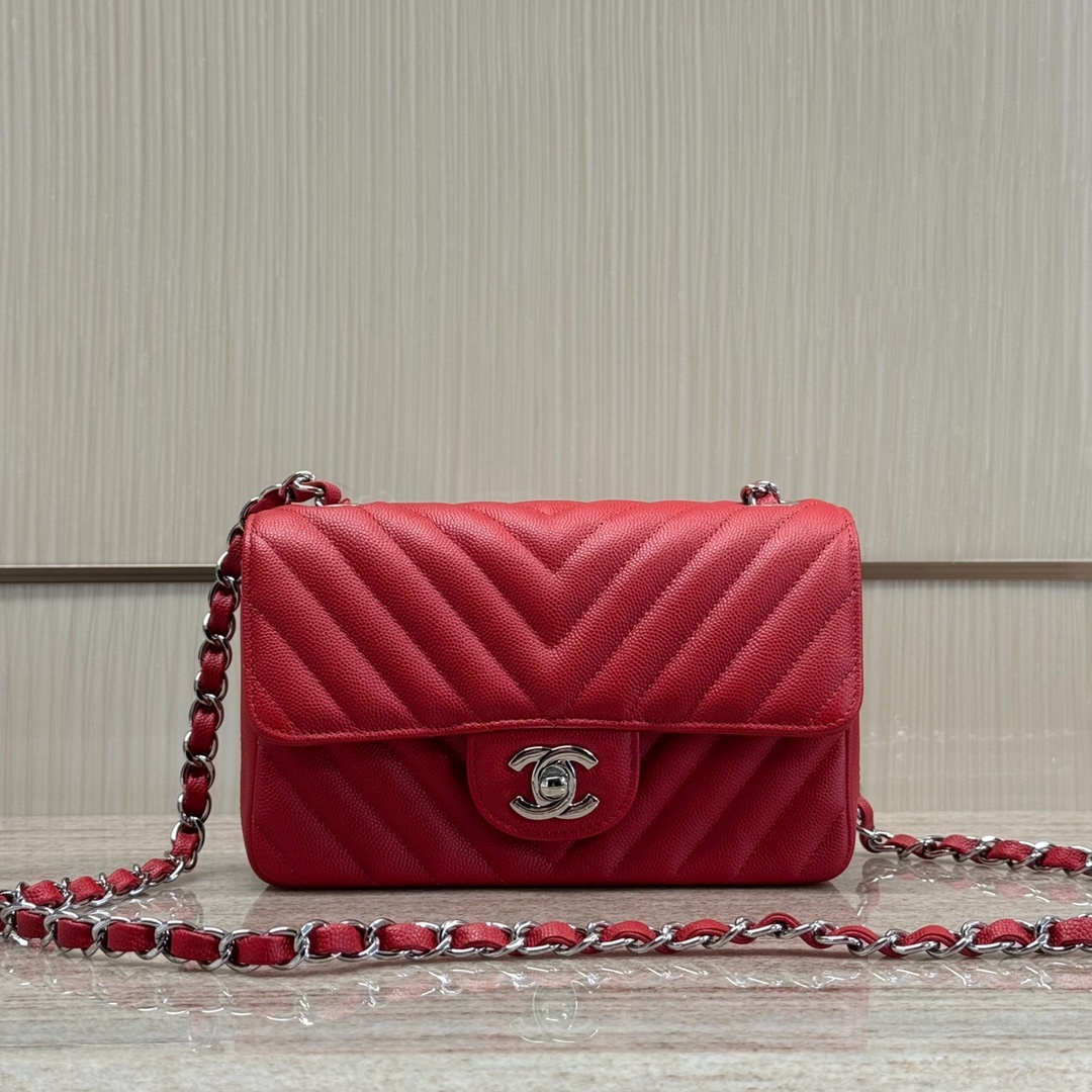 샤넬 Chanel Mini Chevron Flap Bag in Red
