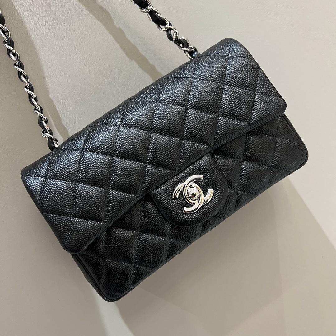 샤넬 Chanel Mini Classic Flap Bag — Black